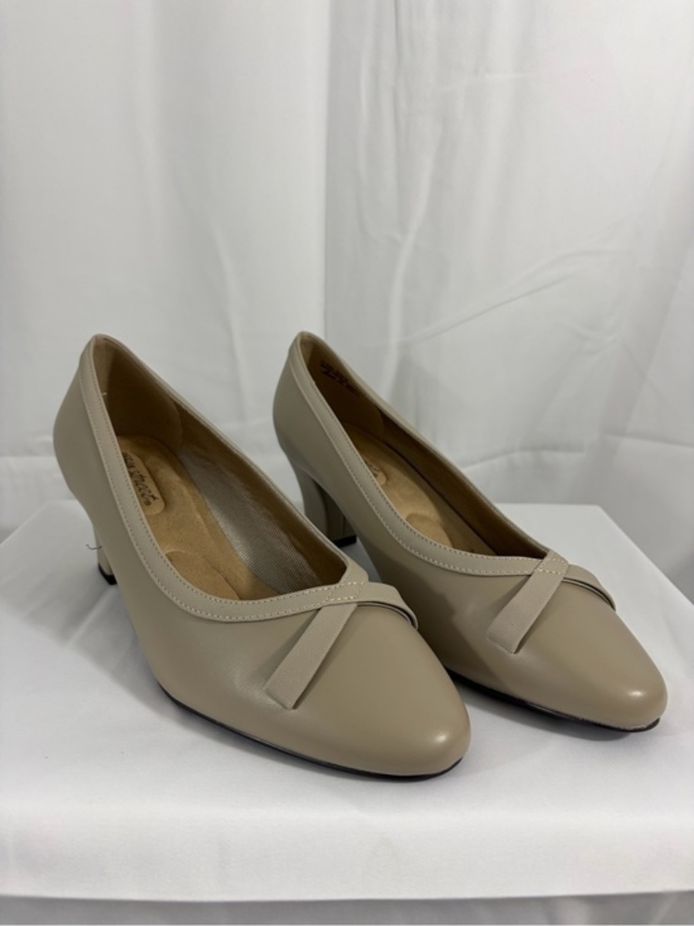 NWT Easy Street Women’s Size 9 Classic Neutral Beige Low Heel Pumps